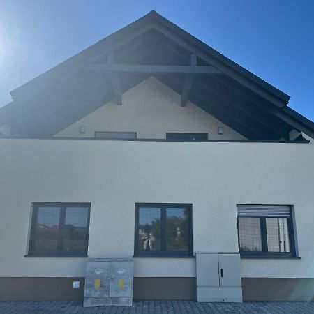 Ruhige Gruene Oase Bei Flughafen Schwechat Exterior foto