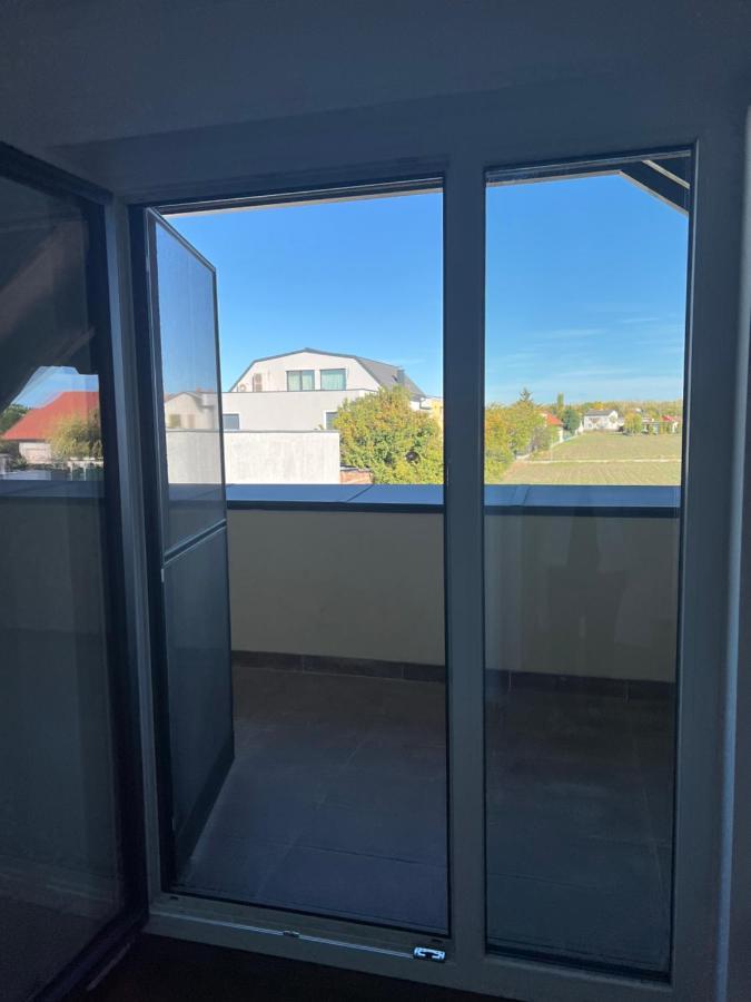 Ruhige Gruene Oase Bei Flughafen Schwechat Exterior foto